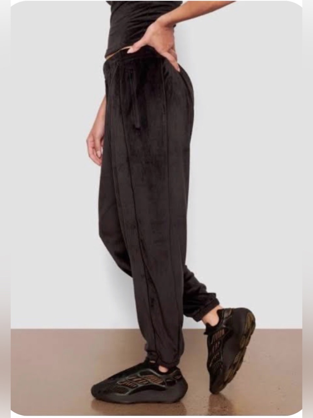 Skims Velour Jogger Pants - Black. Size S